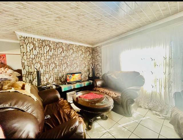 2 BEDROOM HOUSE FOR SALE IN VANDERBIJLPARK CE 4